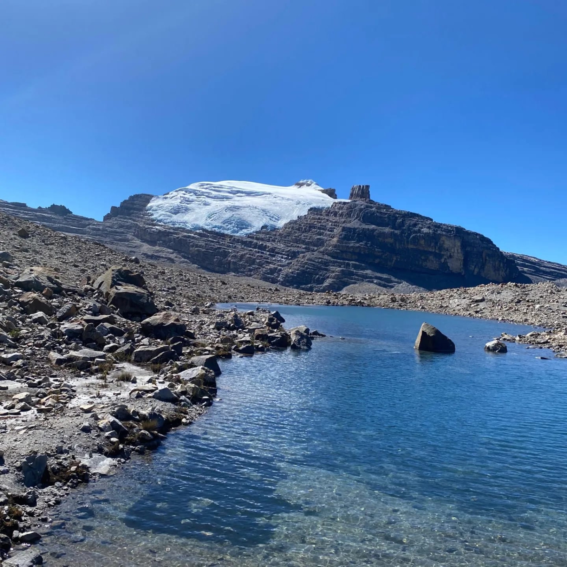 Meditación junto a laguna glaciar a 4,700 msnm