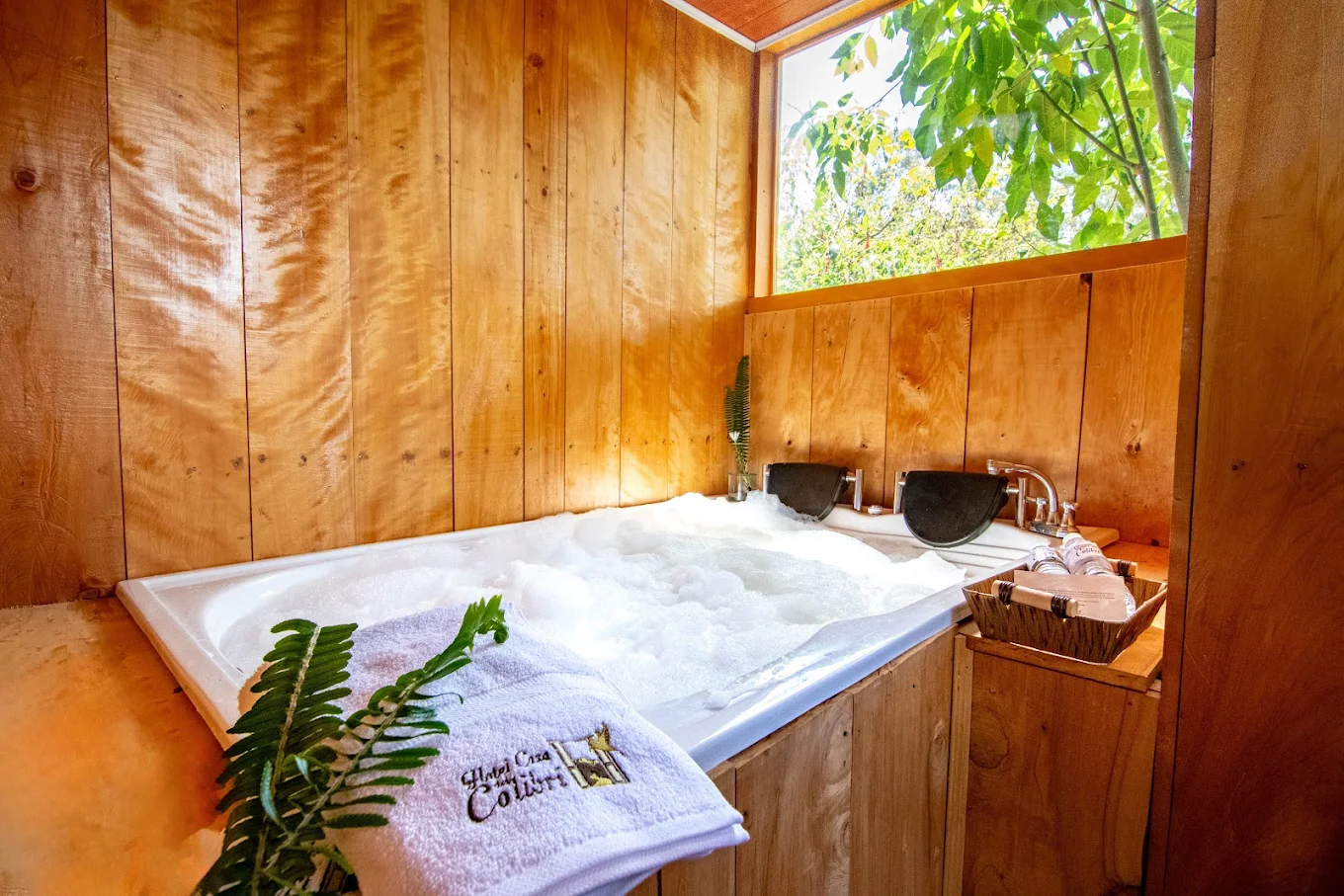 Baño privado en Casa del Colibrí · jacuzzi de madera