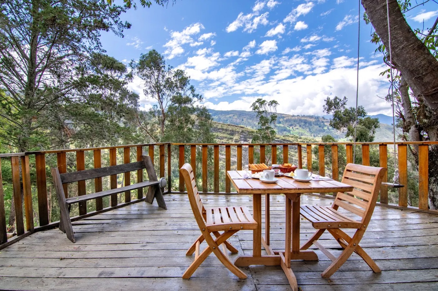 Terraza del hotel con desayuno y vista a las montañas del Cocuy