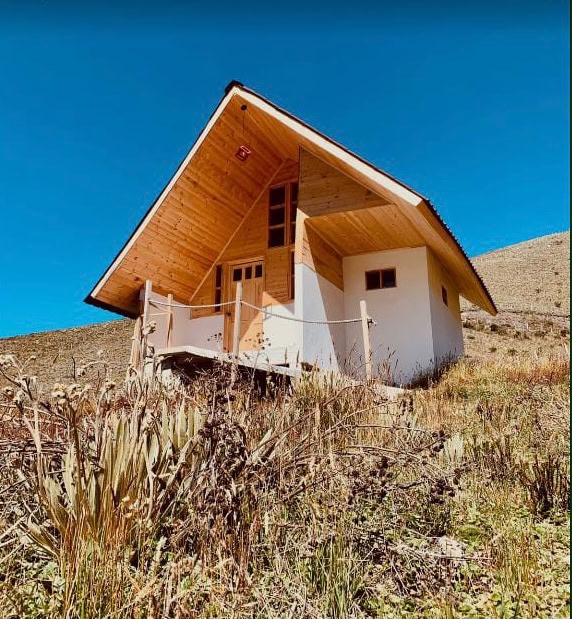 Cabaña de madera dentro del páramo del Cocuy · techo en A con frailejones al frente